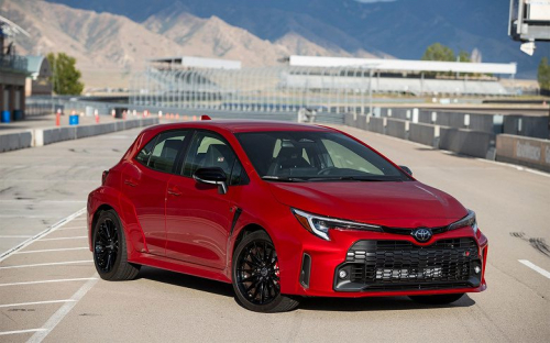 В России стартовали продажи Toyota Corolla с трехцилиндровым мотором на 304 л.с.