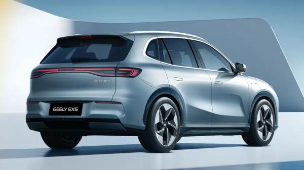 В России стартовали продажи нового электрокроссовера Geely EX5: цены от 3,75 млн рублей