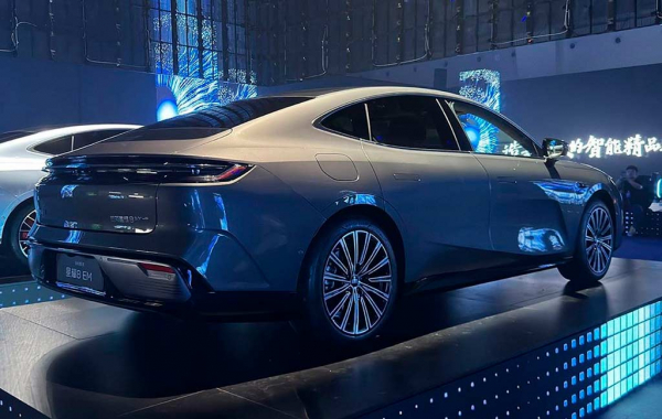 Китайцы из Geely представили большой гибридный седан Galaxy Starshine 8 EM