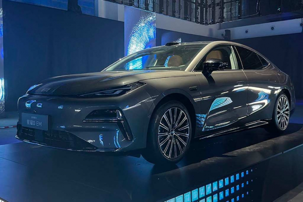 Китайцы из Geely представили большой гибридный седан Galaxy Starshine 8 EM