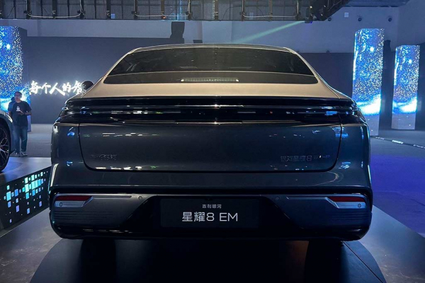 Китайцы из Geely представили большой гибридный седан Galaxy Starshine 8 EM