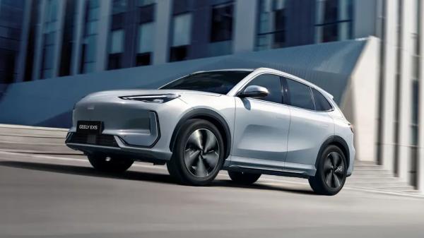 В России стартовали продажи нового электрокроссовера Geely EX5: цены от 3,75 млн рублей