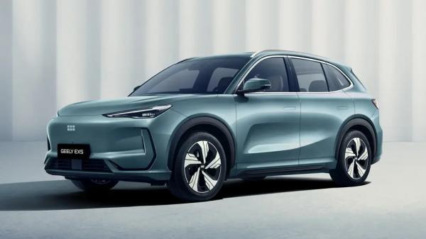 В России стартовали продажи нового электрокроссовера Geely EX5: цены от 3,75 млн рублей