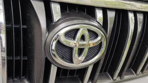 В РФ продают 12-летний Toyota Land Cruiser Prado: у него мизерный пробег и огромная цена