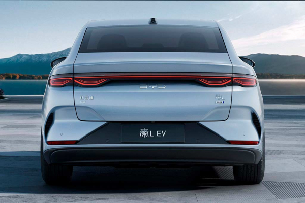 Китайцы представили заднеприводный электрический седан BYD Qin L EV