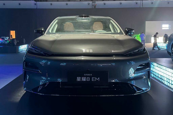 Китайцы из Geely представили большой гибридный седан Galaxy Starshine 8 EM