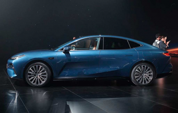 Китайцы из Geely представили большой гибридный седан Galaxy Starshine 8 EM
