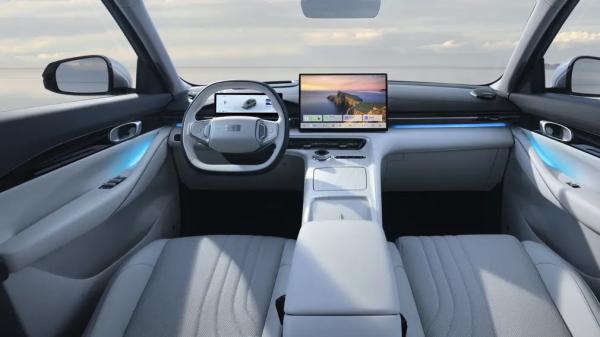 В России стартовали продажи нового электрокроссовера Geely EX5: цены от 3,75 млн рублей