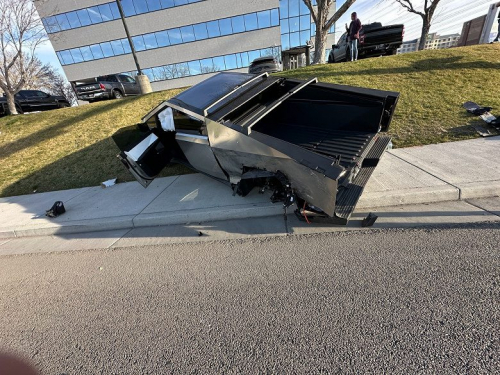 &laquo;Другую машину разорвало бы пополам&raquo;. Tesla Cybertruck выдержал сильнейшее столкновение с Toyota Tundra и спас семью