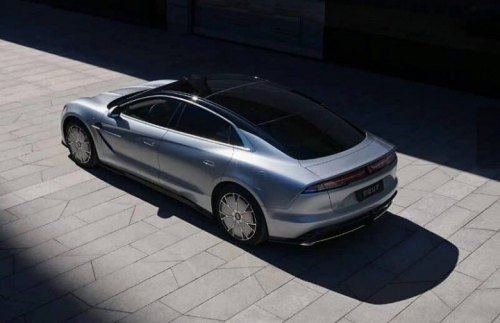 Замена премиальным седанам Mercedes-Benz и BMW с уникальной подвеской,  &laquo;танковым разворотом&raquo;, запасом хода 1000 км и многим другим. Седан Yangwang U7 поступил в продажу в Китае