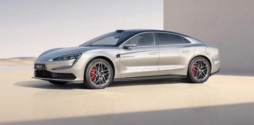 Замена премиальным седанам Mercedes-Benz и BMW с уникальной подвеской,  &laquo;танковым разворотом&raquo;, запасом хода 1000 км и многим другим. Седан Yangwang U7 поступил в продажу в Китае