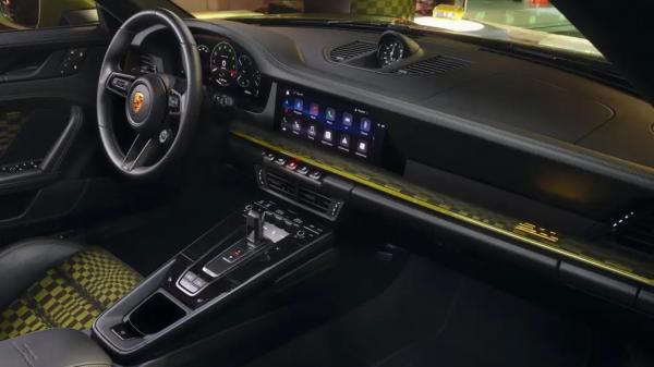 В Шанхае показали Porsche 911 Spirit 70 с гибридным силовым агрегатом и винтажным декором