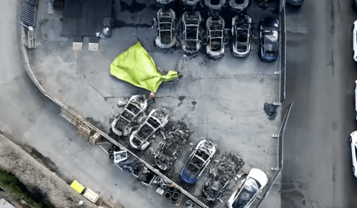 Салоны и машины Tesla полыхают, владельцы пытаются замаскировать и уберечь свои авто