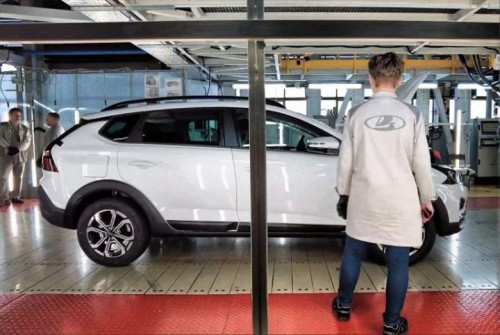 Сборку Lada Iskra SW Cross на конвейере АвтоВАЗа показали на новых фото Сборку Lada Iskra SW Cross на конвейере АвтоВАЗа показали на новых фото