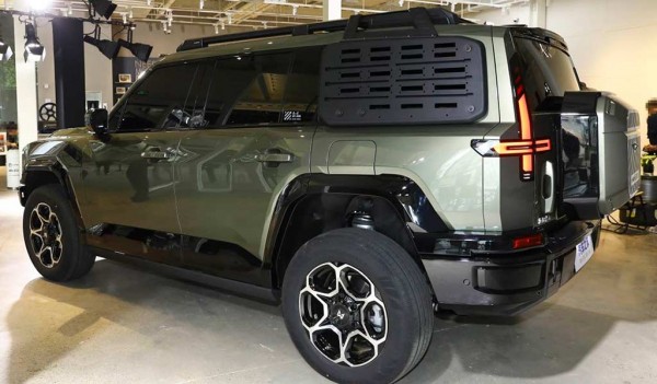 Китайцы из Dongfeng показали брутальный гибридный вездеход M-Hero M817