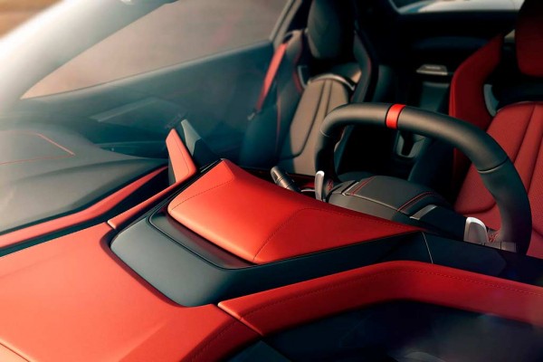 Модернизированный Chevrolet Corvette C8 сохранил прежнюю внешность, но получил новый салон