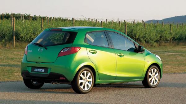 Стояла в гараже: в России выставили на продажу новую Mazda 2 2008 года выпуска