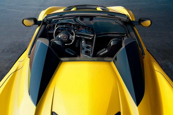 Модернизированный Chevrolet Corvette C8 сохранил прежнюю внешность, но получил новый салон