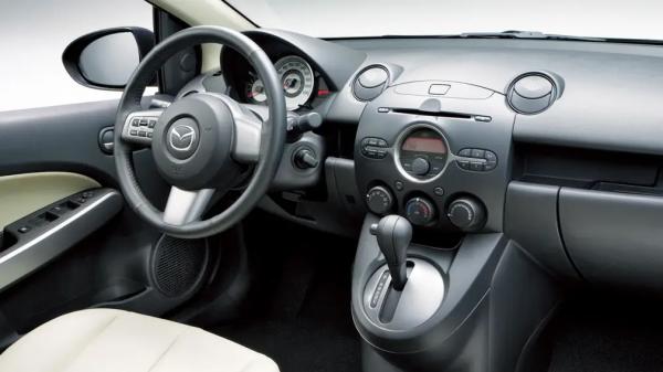 Стояла в гараже: в России выставили на продажу новую Mazda 2 2008 года выпуска