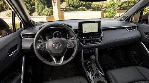 Кроссовер Toyota Corolla Cross подешевел в России до 2,18 млн рублей (а машины в наличии &mdash; от 2,65 млн рублей)
