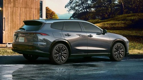 Новые универсалы Toyota, сертифицированные для России, распродают с большими скидками. Сколько просят за Toyota Crown Estate (Crown Signia)