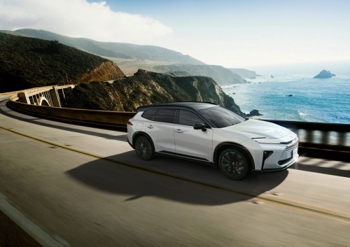 Новые универсалы Toyota, сертифицированные для России, распродают с большими скидками. Сколько просят за Toyota Crown Estate (Crown Signia)