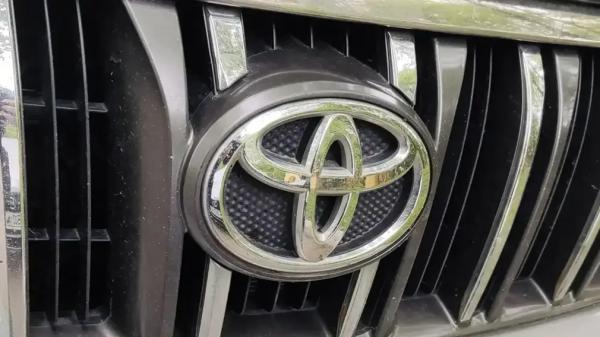 Toyota RAV4 ХА50: что стоит знать о пятом поколении кроссовера