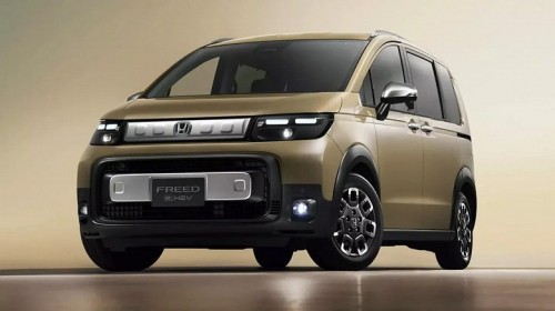 В продаже в России появился Honda Freed Crosstar: компактвэн-кроссовер с простым атмосферным мотором оценили в 2,14 млн рублей