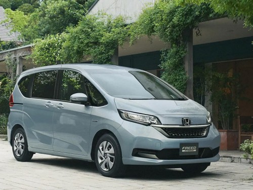 Вместо новых машин россияне скупают подержанные Toyota и Honda: импорт легковых автомобилей с пробегом вырос на 23% в годовом выражении, хит &mdash; Honda Freed