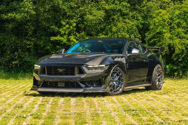 Ford Mustang Dark Horse от Clive Sutton: американская &laquo;лошадка&raquo; в британском тюнинге