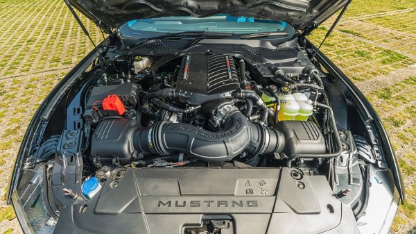 Ford Mustang Dark Horse от Clive Sutton: американская &laquo;лошадка&raquo; в британском тюнинге