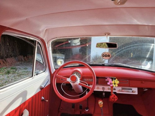 Ламповый &laquo;Москвич-407&raquo; 1958 года с пробегом всего 656 км, красным салоном и розовым потолком оценили в 2 млн рублей, но машина не в России