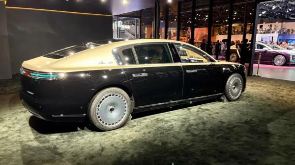 Премиум по китайски: роскошный Maextro S800 - под софитами автосалона в Чэнду