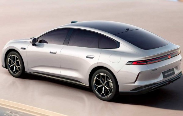 Компания Changan рассекретила стильный обтекаемый лифтбек Qiyuan A06