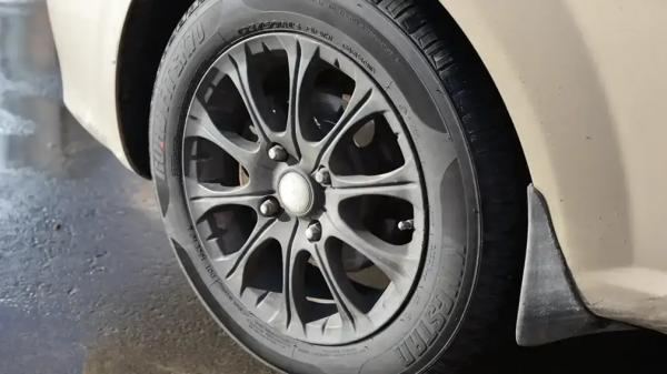 Больше не придется уезжать из автосалона зимой на летних шинах: в РФ появилась новая инициатива