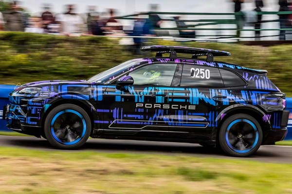 Немцы рассекретили салон электрического кроссовера Porsche Cayenne Electric