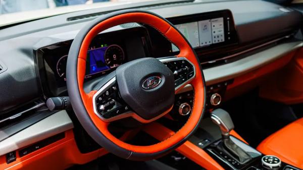 Салон еще не выпущенной новинки АвтоВАЗ показали вживую