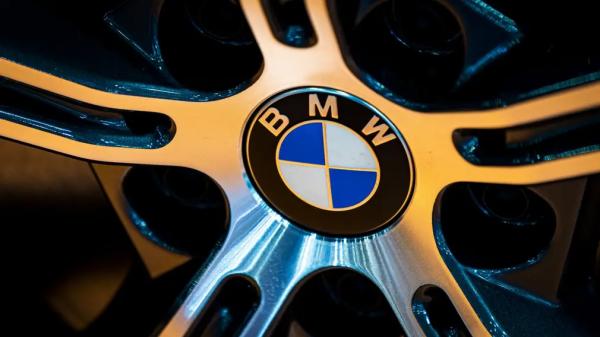Новая &laquo;трёшка&raquo; BMW получила четыре выхлопа и проекционную панель: эхо Neue Klasse