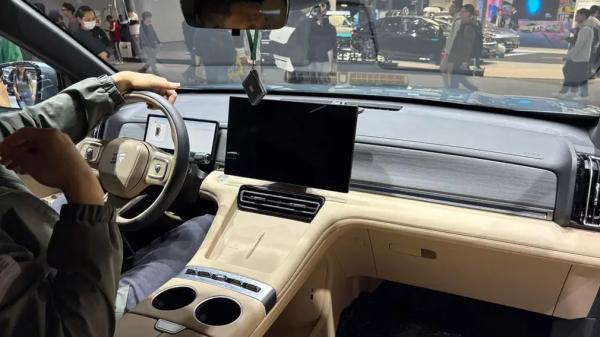 Jetour показал на автовыставке новый дальнобойный кроссовер Shanhai L7 Plus