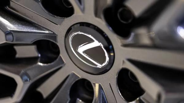 Маленький, но дорогой: Lexus UX 2026 удивил оснащением и ценой
