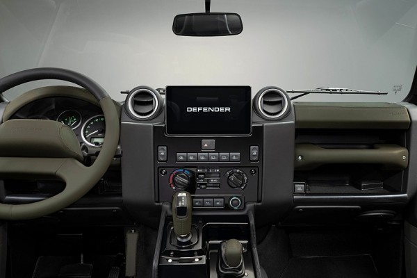 Классический Defender V8 слегка обновлён и получил эффектную отделку в стиле Octa
