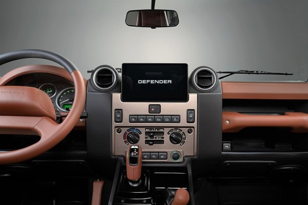 Классический Defender V8 слегка обновлён и получил эффектную отделку в стиле Octa