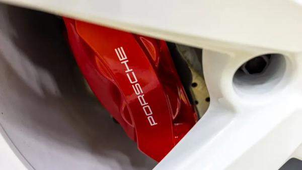 Porsche так устала от идеальных тормозов, что сделала их еще идеальнее