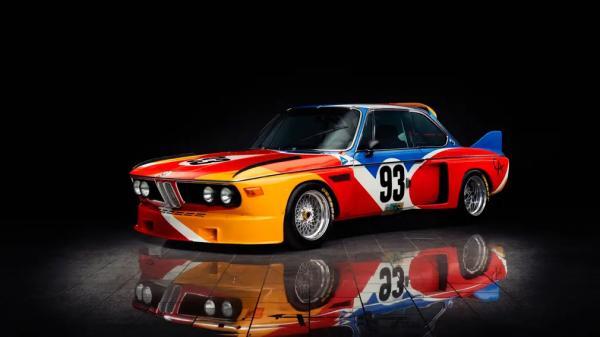 BMW привезла в Париж &laquo;машину-картину&raquo;: самый первый Art Car выставили в центре города