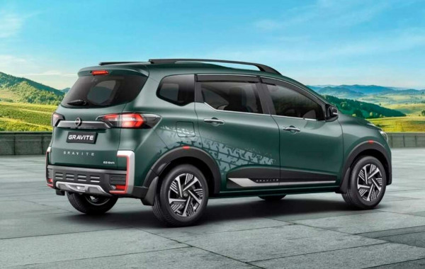 Nissan Gravite: семиместный паркетник за полмиллиона рублей
