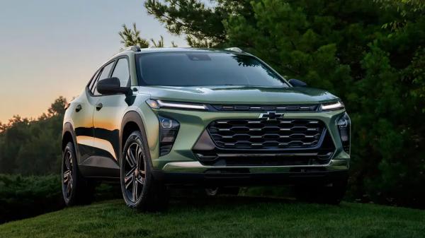 Chevrolet показала темные версии Trax и Trailblazer 2026 года