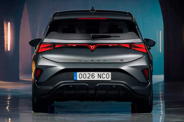 Обновленный электрический хэтчбек Cupra Born стал дальнобойнее и злее на вид