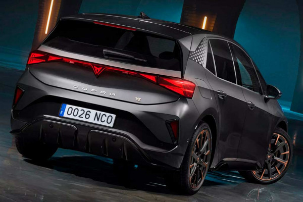 Обновленный электрический хэтчбек Cupra Born стал дальнобойнее и злее на вид