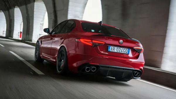 Легендарная Alfa Romeo Giulia Quadrifoglio вернулась с 520 силами