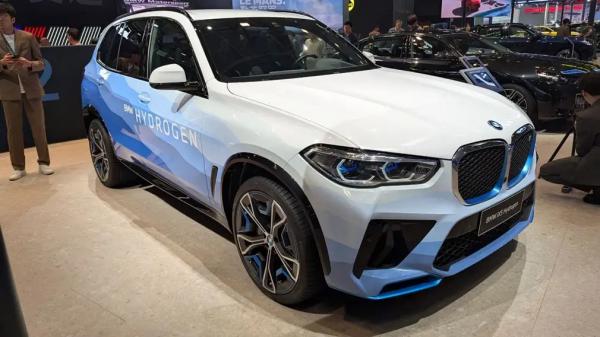BMW iX5 Hydrogen &mdash; водородный флагман: премьера в столице Китая